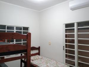 une chambre avec deux lits superposés et une fenêtre dans l'établissement Piscina Aquecida, Ar condicionado Casa Inteira,Caminhos da Canastra, à São João Batista do Glória 42 autres photos