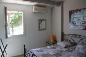 une chambre avec un lit et une fenêtre dans l'établissement Joli gite les palmiers iii, à La Croix-Valmer 15 autres photos