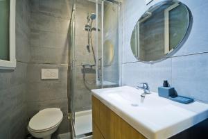 ein Badezimmer mit Toilette, Waschbecken und Dusche in der Unterkunft Magnifique appartement parisien in Paris + 6 Fotos