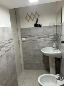une salle de bain avec un lavabo, des toilettes et une douche dans l'établissement Appartamento Gemma, à Catane