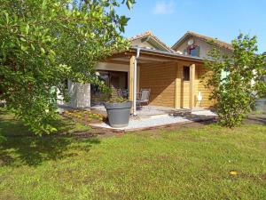 a house with a porch and a patio at La maison poulet in Soustons