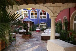 a patio with tables and chairs in a building at Hotel Plaza Manjón in Villanueva del Arzobispo