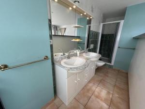 Ένα μπάνιο στο Villa dunisia +16 φωτογραφίες