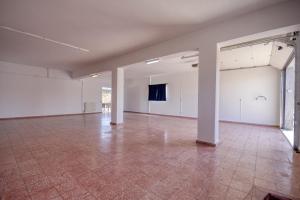 an empty room with white walls and a tile floor at Villa 3 Quartos, BBQ, AC, Garagem, Prestige For Home in Romão