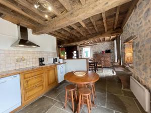 a kitchen with a table and chairs in a room at Komaxurinea in Jaxu
