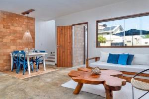 a living room with a couch and a table at Casa piscina privativa e vista-mar - Milagres in Passo de Camarajibe