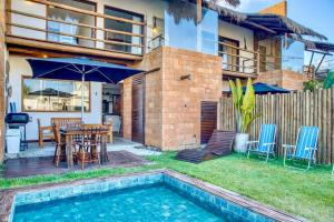 a house with a table and chairs and a pool at Casa piscina privativa e vista-mar - Milagres in Passo de Camarajibe