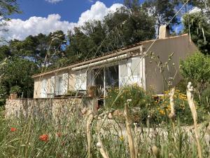 a house in the middle of a field of flowers at Villa hortus mariae in Le Thoronet