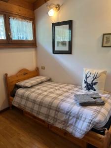 a bedroom with two beds and a picture on the wall at Appartamento Diamante - Ad un passo dalla Ciclabile in Auronzo di Cadore