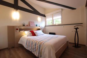 una camera da letto con un letto grande in una stanza di Ixtulian-borda a Hasparren