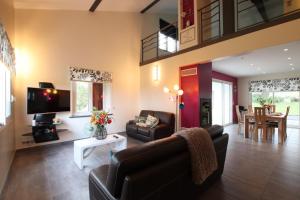 un soggiorno con un divano e una TV di Ixtulian-borda a Hasparren