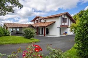 una casa con cortile e vialetto di Ixtulian-borda a Hasparren