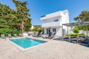 Πισίνα στο ή κοντά στο Villa Dana by Villa Plus