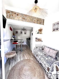 een woonkamer met een bank en een tafel bij Gite 525 avec piscine in Sainte-Maxime