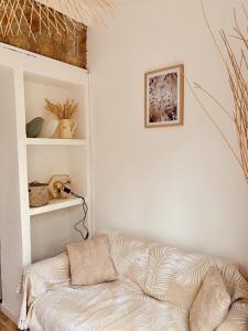 een witte woonkamer met een bank en planken bij Gite 525 avec piscine in Sainte-Maxime +8 foto's