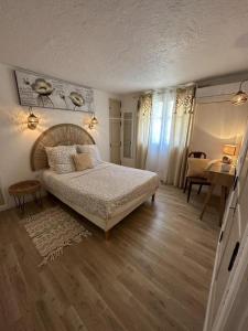 een slaapkamer met een bed, een tafel en een stoel bij Gite 525 avec piscine in Sainte-Maxime
