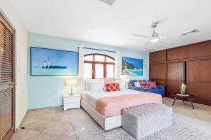 une chambre avec un lit et un canapé dans l'établissement Esmeralda 125, à Palm-Eagle Beach 66 autres photos