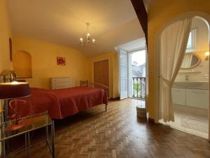 Lucq-de-BéarnにあるPetit gite lavieのベッドと大きな窓のある寝室