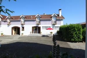 Lucq-de-BéarnにあるPetit gite lavieの赤傘白い大家