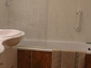 Koupelna v ubytování Appartement cosy près de la plage avec balcon, parking et animaux admis - FR-1-482-9