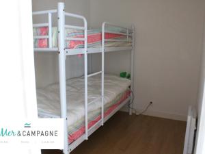 Postel nebo postele na pokoji v ubytování Appartement cosy près de la plage avec balcon, parking et animaux admis - FR-1-482-9