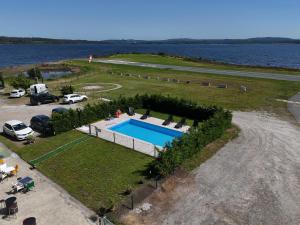 an aerial view of a swimming pool next to a lake at Albergue Naturmaz in Mazaricos