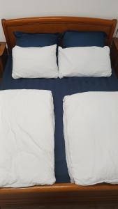 Postel nebo postele na pokoji v ubytování Ferme aux Arbres, B&B Appartement rez-de-chaussée