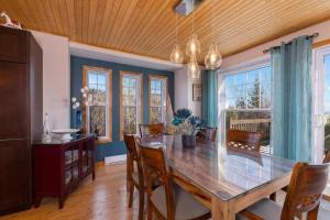 Foto sihtkohas Les Éboulements asuva majutusasutuse Chalet vue sur le fleuve et spa galeriist