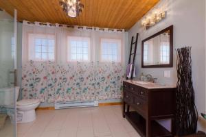 Foto sihtkohas Les Éboulements asuva majutusasutuse Chalet vue sur le fleuve et spa galeriist