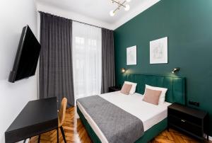 Łóżko lub łóżka w pokoju w obiekcie Wawel Boutique Residence - Krakow Old Town