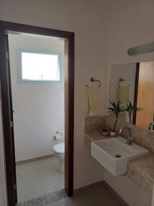 a bathroom with a sink and a toilet at Casa Águas de Lindoia com acesso ao Thermas in Águas de Lindóia