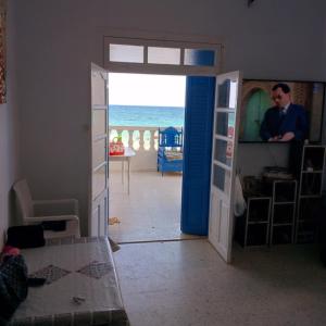 Μια τηλεόραση ή/και κέντρο ψυχαγωγίας στο Pied dans l'eau sousse