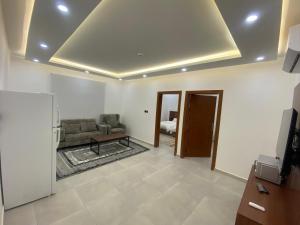 a living room with a couch and a table at قصر أباهي للوحدات السكنية المفروشة in Al Nairyah
