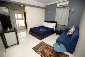 A seating area at Horus Guest House Pyramids View