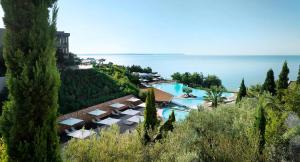 尼亚·蒙达尼亚伊卡斯大洋洲度假村的带游泳池的度假村的鸟瞰图