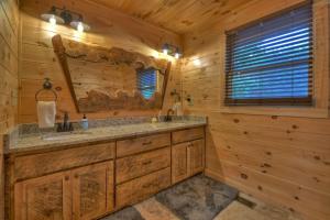 Fotografie z fotogalerie ubytování Rohring Retreat - Bask in comfort on the deck and play games in the game room v destinaci Mineral Bluff + 31 fotografií