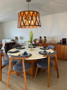 une salle à manger avec une table et des chaises bleues dans l'établissement Casa beira mar - Carneiros (30’ de carro), à Sirinhaém