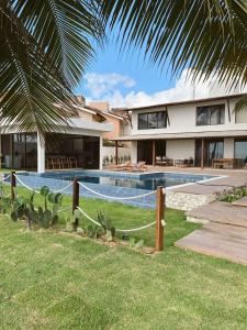une maison avec une piscine devant dans l'établissement Casa beira mar - Carneiros (30’ de carro), à Sirinhaém 48 autres photos