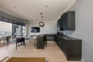 Кухня или мини-кухня в Seasonsfind - The Sunset
