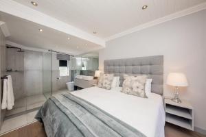 Кровать или кровати в номере Seasonsfind - The Sunset