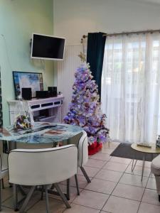TV a/nebo společenská místnost v ubytování Les arums