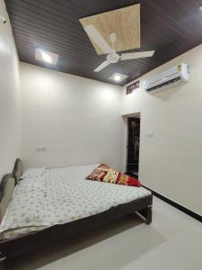 Ένα ή περισσότερα κρεβάτια σε δωμάτιο στο Vaidehi Homestay