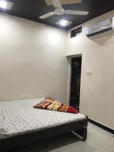 Ένα ή περισσότερα κρεβάτια σε δωμάτιο στο Vaidehi Homestay