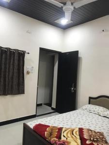 Ένα ή περισσότερα κρεβάτια σε δωμάτιο στο Vaidehi Homestay