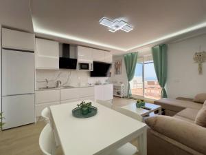 Kuchyň nebo kuchyňský kout v ubytování Manilva Sabinillas Atico w Seaviews by Homing