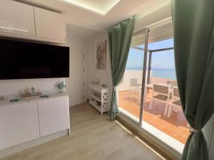 TV a/nebo společenská místnost v ubytování Manilva Sabinillas Atico w Seaviews by Homing