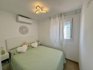 Postel nebo postele na pokoji v ubytování Manilva Sabinillas Atico w Seaviews by Homing