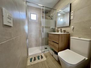 Koupelna v ubytování Manilva Sabinillas Atico w Seaviews by Homing + 17 fotografií