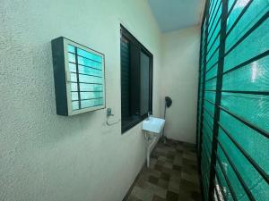 パンチガニにある2 BHK Hilltop Haven Panchganiのバスルーム(窓付)、トイレが備わります。