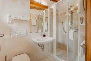 Koupelna v ubytování Hotel Garni Planaces + 37 fotografií